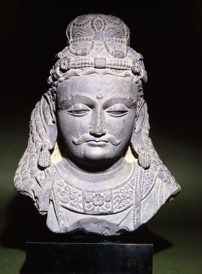 Groot hoofd van een Bodhisattva met neergeslagen blik, 2e-3e eeuw door Unbekannt