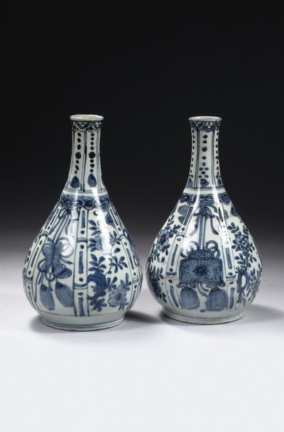 Een paar Chinese blauw-witte 
