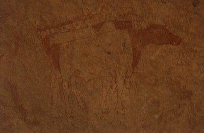 Algerije, Sahara woestijn, Tassili-n-Ajjer Nationaal Park, site van Sefar, rotsschildering die een stier afbeeldt door William M. Timlin