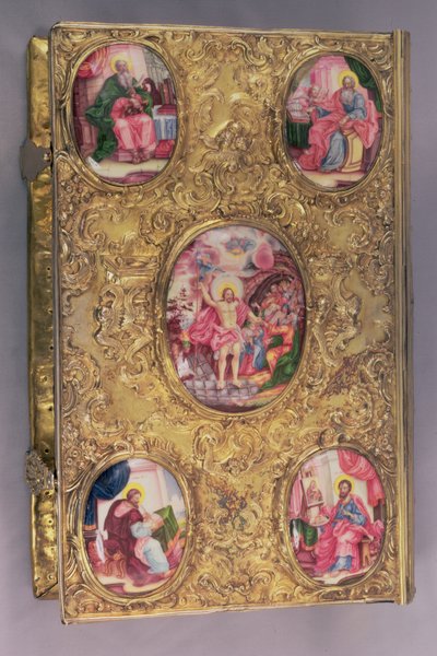 Altaar Evangelie van uitgebreid bewerkt zilver ingelegd met emaille medaillons, het centrale medaillon toont de Opstanding, met vier hoekmedaillons die de vier Evangelisten afbeelden, door Pyotr Afinogenov, Moskou door Unbekannt