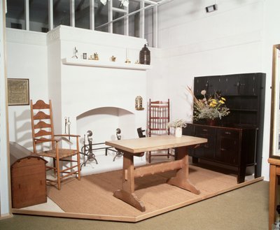 Arts and Crafts interieur met meubels en metaalwerk ontworpen door Ernest Gimson en Ernest Barnsley door Unbekannt