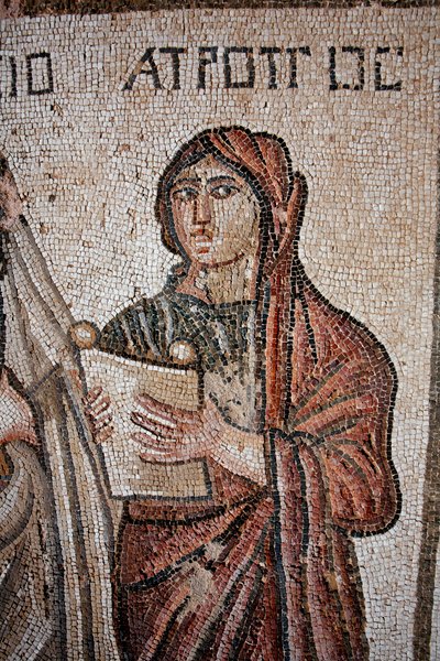 Atropos - Een van de drie Schikgodinnen afgebeeld met een open rol waarop het leven van Achilles was geschreven - Detail van het paneel dat het eerste bad van Achilles voorstelt - Paphos Mozaïeken, Villa van Theseus, 5e eeuw na Christus - Cyprus door Unbekannt