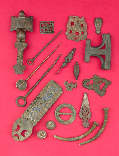 Collectie van Angelsaksische, Viking- en Keltische antiquiteiten, waaronder Angelsaksische kruisvormige fibula