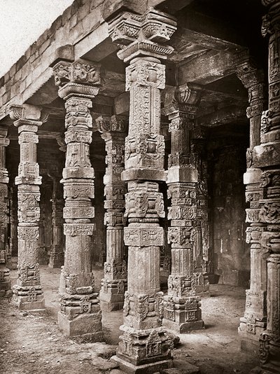 Colonnade van de Moskee van Quwwat-ul-Islam in het Qutb Minar complex, Delhi door Unbekannter Künstler