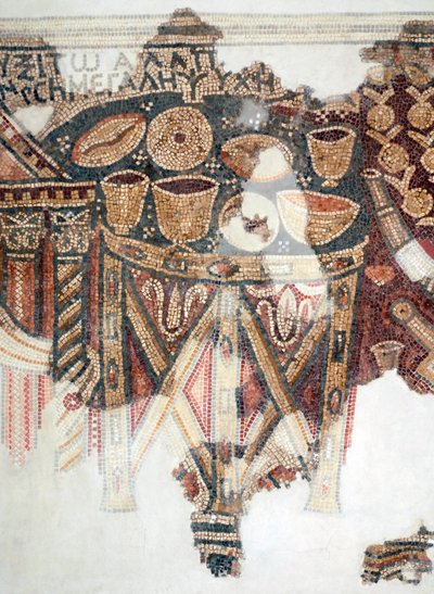 Detail van een mozaïekvloer met de offertafel met bekers, schalen en broden uit de Samaritaanse synagoge in El-Khirbe, Westelijke Jordaanoever, 4e eeuw na Chr. door Unbekannt