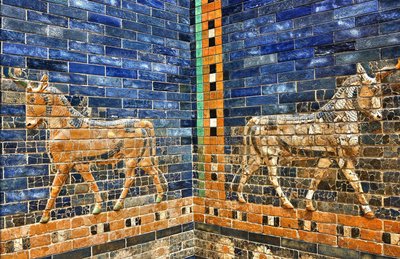 Detail van de reconstructie van de Ishtarpoort uit de jaren 1930, voltooid met originele bakstenen uit ca. 575 v.Chr., Pergamonmuseum, Berlijn, Duitsland (foto) door Unbekannter Künstler