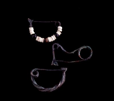 Etruskische kunst: drie soorten bronzen fibulae uit graf 59 bij Poggio Selciatello, Pian della Regina, Tarquinia - 9e eeuw v.Chr. door Unbekannt