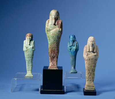 Vier groene of blauwe geglazuurde Shabti-figuren, drie met horizontale banden van hiërogliefeninscriptie, Egyptisch, daterend uit de 7e tot 3e eeuw v.Chr. door Unbekannt