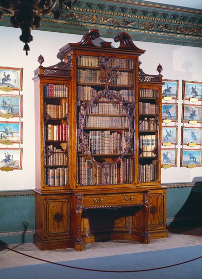 Boekenkast met glazen voorkant en grote centrale kast versierd met een rijkelijk gesneden binnenframe met een gesneden viool, geflankeerd door twee kortere smalle kasten rustend op een lager gedeelte van twee zijkasten en een centrale leeshoek door Unbekannt