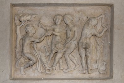 Griekse mythologie: het oordeel van Paris. De herder Paris moet de mooiste van de drie godinnen kiezen uit Aphrodite (Venus), vergezeld door Cupido, Hera (Juno) en Athena (Minerva). Hij kiest Aphrodite aan wie hij een gouden appel aanbiedt. Reliëf door Unbekannt