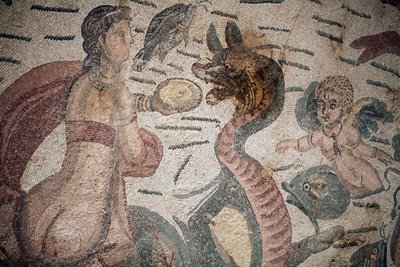 Zaal van Arion. Mariene scène. Zeedieren. Nereïden en tritons. 3e - 4e eeuw. Romeinse Villa van de Casale, Sicilië. UNESCO-site. door William M. Timlin