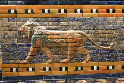 Ishtarpoort oorspronkelijk behorend tot de Tempel van Bel, gebouwd in Babylon (Irak) door koning Nebukadnezar II - Ishtarpoort, detail, Pergamon Museum, Museumsinsel, Berlijn, Duitsland, Europa door Unbekannter Künstler