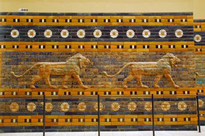Ishtarpoort oorspronkelijk behorend tot de Tempel van Bel, gebouwd in Babylon (Irak) door koning Nebukadnezar II - Ishtarpoort Processieweg Pergamonmuseum, Museumeiland, Berlijn Duitsland door Unbekannter Künstler