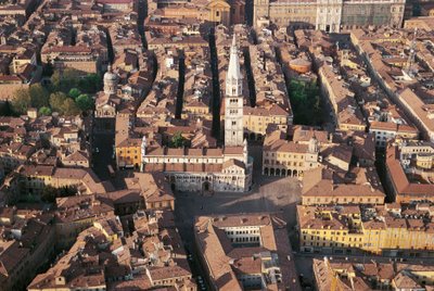 Italië, Emilia Romagna, Modena, luchtfoto van de stad met kathedraal door Benjamin Baud