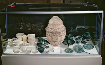 "Kruik met de Schat", c.2500-2400 v.Chr. (terracotta, albast, koper uit Oman en steen) door Unbekannt
