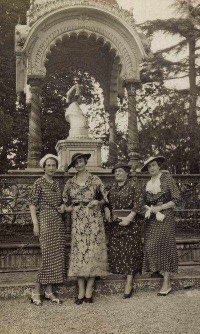 Dames poseren onder het monument voor de Indiër in het Parco delle Cascine van Florence door Unbekannter Künstler