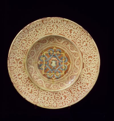 Maiolica bord versierd met een ingewikkeld repetitief knoopontwerp met profielhoofden op de rand en een schild in de centrale plaquette, Italiaans, gemaakt in Toscane door Unknown