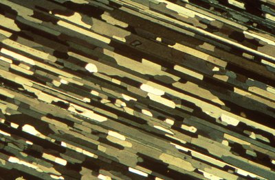 Micrografie (Licht) Geanodiseerd geëxtrudeerd aluminium, licht micrografie door Unbekannt