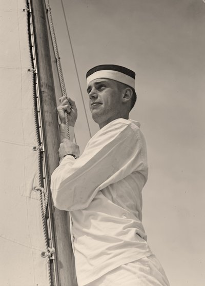 Adelborst hijst het grootzeil, U.S. Naval Academy, Annapolis, Maryland. 1942 (foto) door Unbekannt