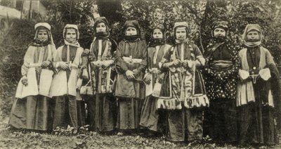 Osetini vrouwen in traditionele klederdracht Minderheidsgroep in de Sovjet-Unie door Benjamin Baud