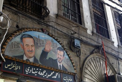 Schilderij van President Assad en zijn zoon Bassel boven de souk in Damascus, Syrië. door Unbekannt