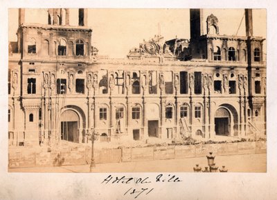 Parijse Commune (1871): uitzicht op het stadhuis na de brand van mei 1871. Anonieme fotografie door Unbekannt