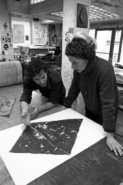 Pascal Gauvard, medeoprichter van de Pasnic graveerwerkplaats, Annie-Paule Thorel, Franse schilder. Analyse van een prent. Pasnic graveerwerkplaats in Parijs in 2009. door Unbekannt