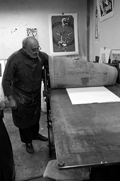 Portret van Dikran Daderian, Libanese schilder en graveur. Voorbereiding van de trek. Pasnic graveerwerkplaats in Parijs in 2008 door Unbekannt