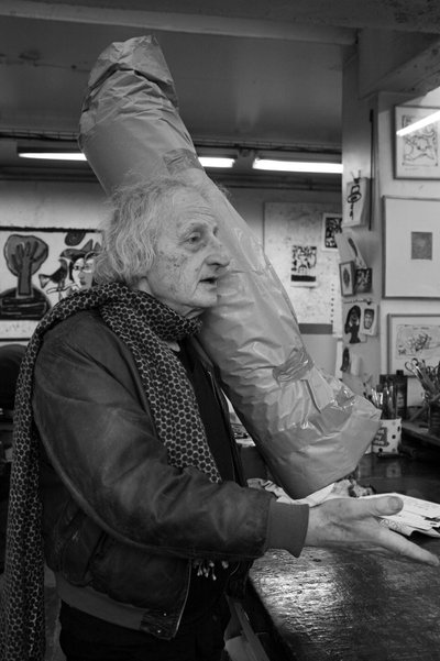 Portret van Michel Haas, Franse schilder. Pasnic graveerwerkplaats in Parijs in 2009 door Unbekannt