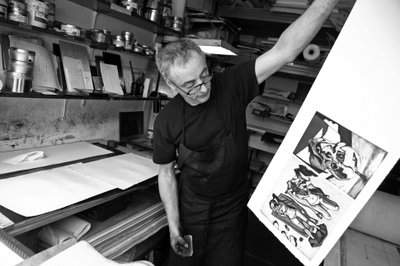 Portret van Olaf Idalie, trimmer, in zijn graveerwerkplaats in Parijs in 2008 door Unbekannt