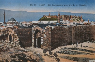 Ansichtkaart met Bab Quinnasrin en de citadel in Aleppo, ca. 1920 door Unbekannt