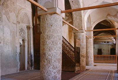 Gebedshal met kolommen en de mihrab (gebedsnis), waarschijnlijk gebouwd in de 10e eeuw door Unbekannt