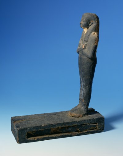 Ptah-Sokar-Osiris figuur met tripartiet pruik en gekruiste armen op een rechthoekige sokkel met een compartiment met een stuk papyrus, Egyptisch, 21e-22e Dynastie, c.900 v.Chr. door Unbekannt