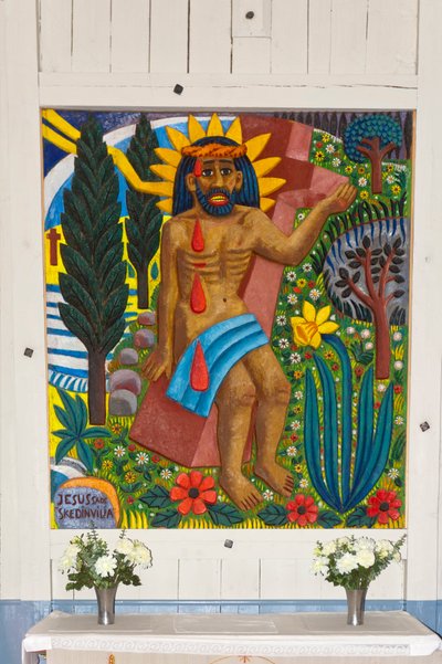 Sami kunst; Jezus Christus; kleurrijk houtsnijwerk; Sami-Christelijk altaarstuk ontworpen door kunstenaar Bror Hjort in de houten kerk van Jukkasjaervi; Lapland; Norrbotten County; Zweden; Scandinavië; Europa door Unbekannt