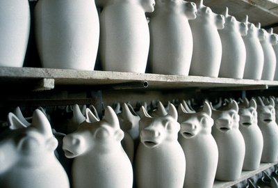 Planken in een keramiekfabriek met enkele melkkanen, Montelupo Fiorentino, Italië door Unbekannter Künstler