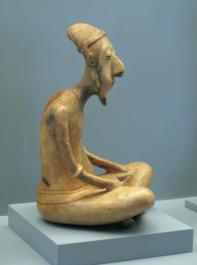Beeldje van een mediterende oude man, Lagunillas, Laat-Preklassieke tot Vroeg-Klassieke periode, 300 v.Chr.-600 n.Chr. door Unbekannt