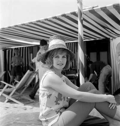 De actrice Carroll Baker op het strand van Lido in Venetië - 1961 door Unbekannt