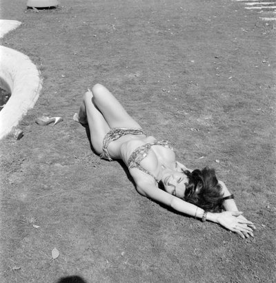De actrice Laya Raki op het Lido van Venetië - 1961 door Unbekannt