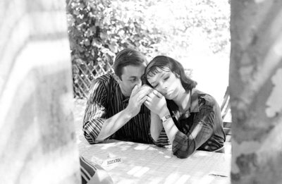 De actrice Marie Laforêt met haar vriend de regisseur Jean Gabriel Albicocco op het Lido van Venetië - 1961 door Unbekannt