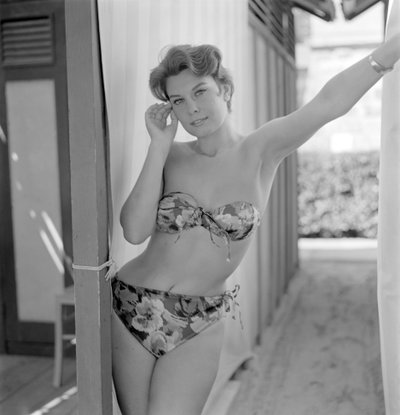 De actrice Pina Bootie op het strand van Venetië Lido - 1957 door Unbekannt