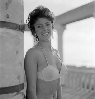 De actrice, ster Celina Cely op het strand van Venetië Lido - 1957 door Unbekannt