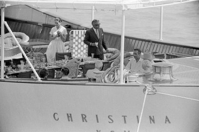 De scheepsbouwer Aristoteles Onassis en de staatsman Winston Churchill met zijn vrouw op het jacht 