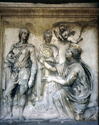 De achtergevel, detail van antieke reliëfdecoratie (enkele stukken van de Ara Pacis van Augustus) met afbeelding van een gekroonde godin en een jonge man door Unbekannt