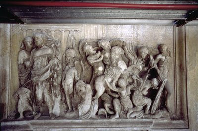 De Achtergevel, detail van antieke reliëfdecoratie (sommige stukken van de Ara Pacis van Augustus) die een gevechtsscène uitbeelden (steen) door Unbekannt