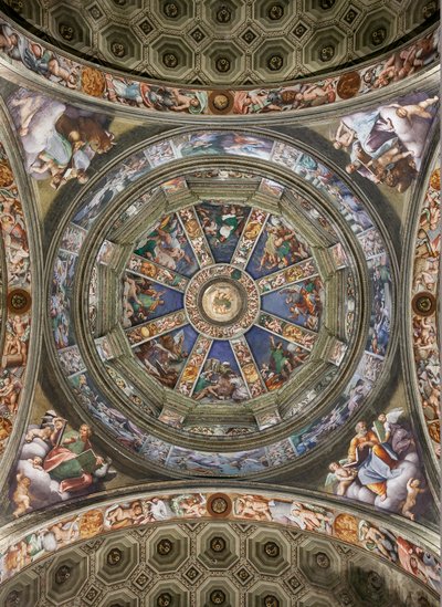 Zicht op de koepel van het transept en panelen met fresco