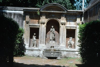 Uitzicht op de tuin, detail van fontein met Romeinse sarcofaag en beelden door Unbekannt