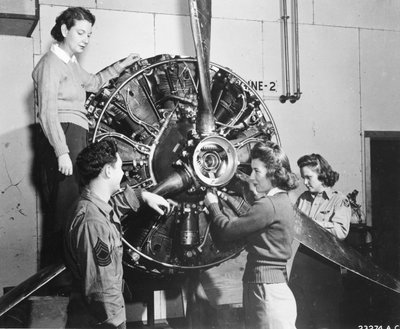 Wespen leren waar de kracht vandaan komt in de B-17 Flying Fortress motor tijdens de B-17 piloottraining op Lockbourne AAB, werkend aan het propellermecanisme, terwijl een crew chief toekijkt, zij zijn (l-r): Patricia Bowser, Ann Waldner en Frances Green door Benjamin Baud