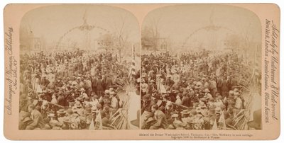 "Meisjes van Booker T. Washington School, Tuskegee, Alabama, Mrs. McKinley in bijzijn van koets",1899 (foto) door Underwood & Underwood
