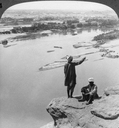 Aswan en het eiland Elephantine gezien vanaf de westelijke kliffen, Egypte, 1905 door Underwood and Underwood