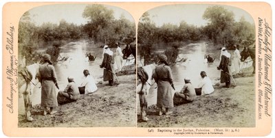 Dopen in de rivier de Jordaan, Palestina, 1896 door Underwood and Underwood